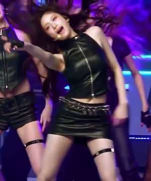 아이브 이서 컴백무대 가죽치마