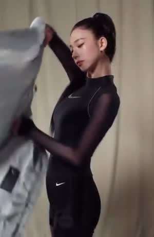 쫀쫀한 나이키 바디슈트 입은 에스파 카리나 측면 S라인