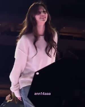 관객들하고 장난치면서 사운드 체크하는 트와이스 사나 미모