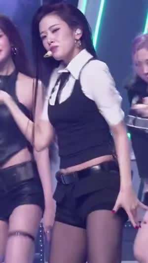 화이트 셔츠 넥타이 검스 착용한 아이브 안유진 엠카 컴백 무대 움짤