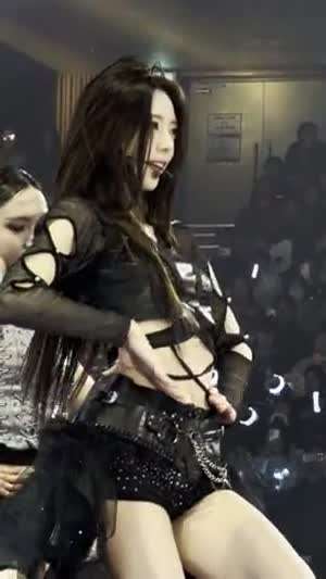 팔에 구멍난 시스루 의상 배에 X자끈 작은 핫팬츠 허벅지 ITZY 유나 (약스압)