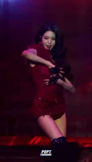 정열의 레드 의상 슬림 탄탄한 허벅지 아이브 장원영