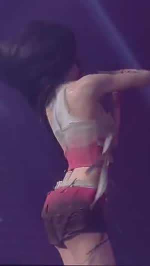 앞 스트랩 그라데이션 의상 ITZY 유나 핫팬츠 뒤태 허리라인