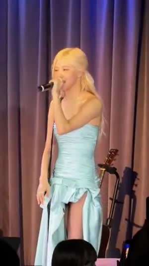 요상한 옷을 입은 블핑 로제