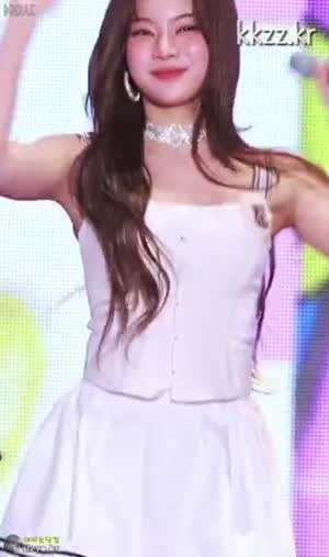 파인 민소매 스테이씨 아이사