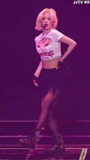 크롭 흰티 절개 라인으로 보이는 브라 있지 ITZY 예지