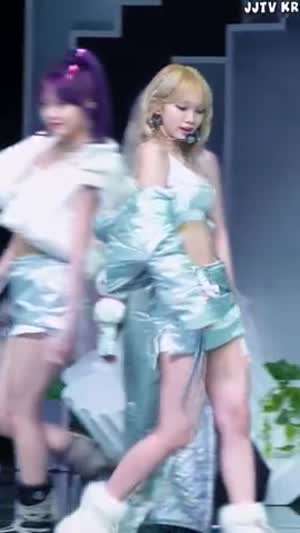 패딩속 흰 브라탑 매끈 복근 르세라핌 김채원