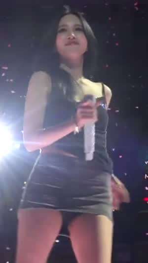 스텝 밟으면서 가볍게 웨이브 타는 짧은 치마 트와이스 미나