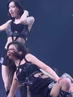 무릎 앉아서 다리 차올리는 리아 채령...검정 핫팬츠 내전근 허벅지.mp4