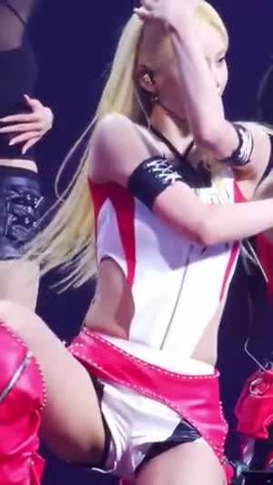 흰 가죽 모노키니 의상 있지 예지 다리 차올리는 내전근 야벅지.mp4