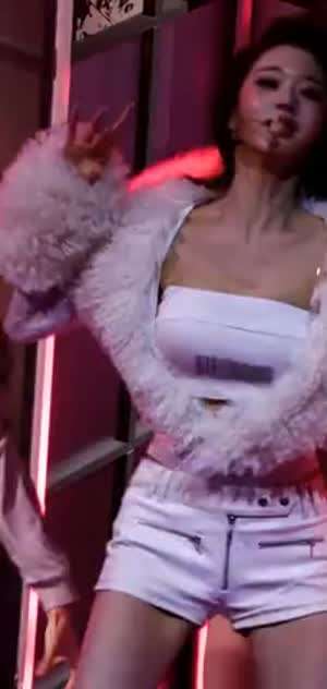 화이트 퍼 의상 속 튜브탑 은근한 윗슴골 장원영.mp4