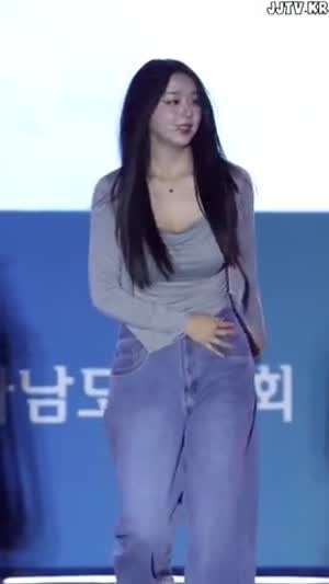 트리플에스 김채연 무대 중앙으로 이동중 회색티 묵직 드리블