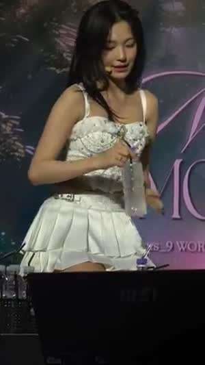 물 마시고 땀 닦는 프로미스나인 백지헌 1열 직관