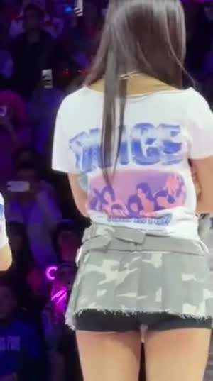 짧은 치마 꽉끼는 검정 속바지 트와이스 쯔위 뒤태