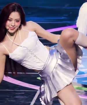 있지 류진 치마 입고 쩍벌 흰 속바지.mp4