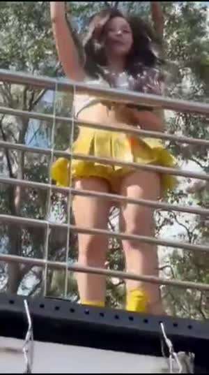 아래에서 찍은 짧은 치맛속 보이는 엔믹스 설윤(화질구지)