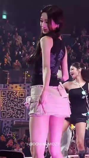 살랑살랑 엉덩이 튕기는 ITZY 유나