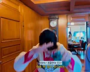 르세라핌 김채원 홍은채 [본채만채 일기] 설날 브이로그 . GIF