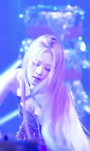 앞으로 숙이는 가슴쪽에 피어싱 악세사리 붙인 홀터넥 의상 아이브 레이