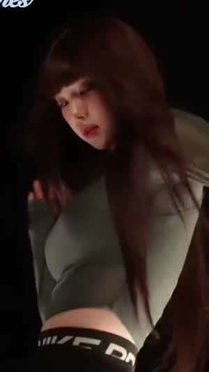 아래에서 찍은 묵직한 에스파 카리나 화보 촬영