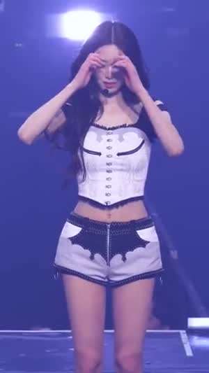 머리 넘겨서 관객들 소리 듣는 콘서트 ITZY 유나 비주얼