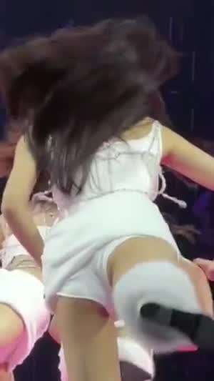 뒷발 차기하는 트와이스 쯔위 찰진 뒤태 흰핫팬츠 허리에 걸친 수건 치마