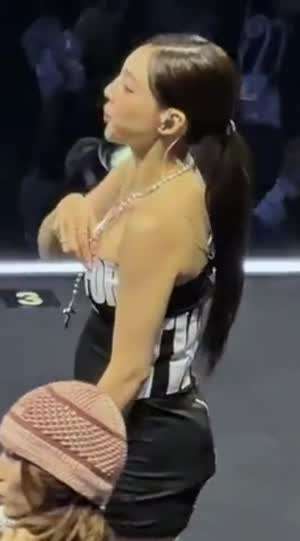 꽉 끼는 슬림 원피스 끌어 올리는 트와이스 나연