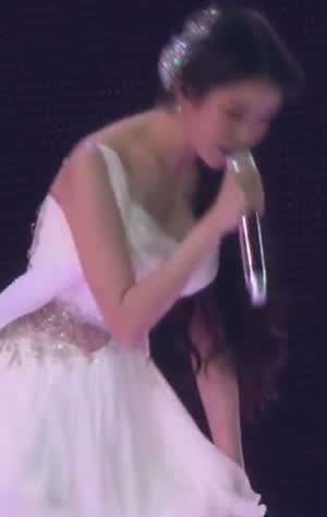 예의 바르게 인사하는 여신 드레스 아이유