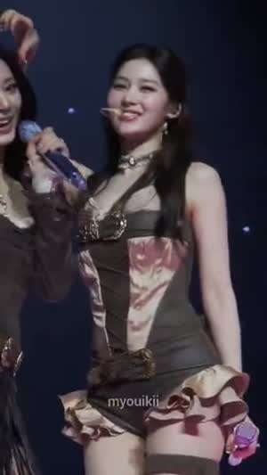 쯔위 머리에 손하트하는 사나 은혜로운 비주얼 투샷 (트와이스)