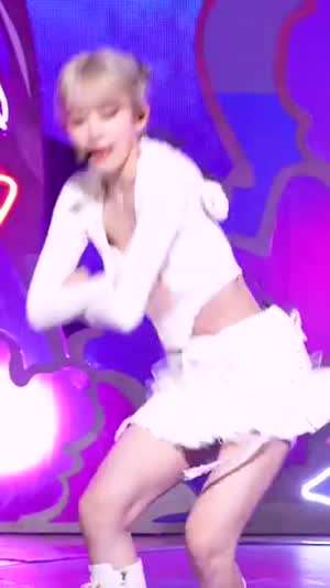 르세라핌 사쿠라 숙이는 가슴골 쩍벌 안무.mp4