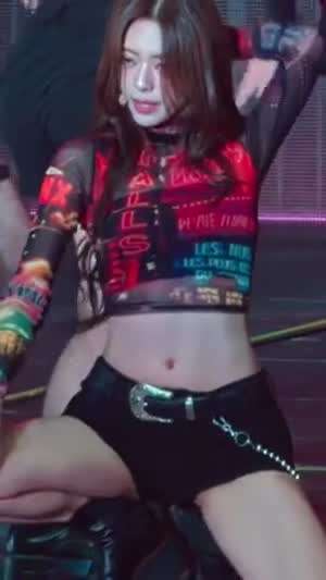 있지 유나 쩍벌 블랙 반바지 틈.mp4