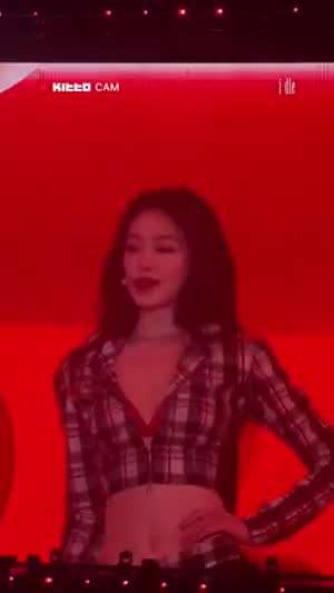 지퍼 내리고 빨간 브라 드러낸 무대의상 아이들 슈화