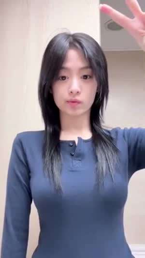 쌩얼이 더 예쁜 베이비몬스터 아현...불쑥 솟은 남색티 볼륨감.mp4