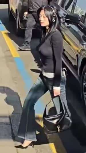 출국하는 아현 측면에서 본 검정티 로켓같은 가슴볼륨 + 청바지핏.mp4