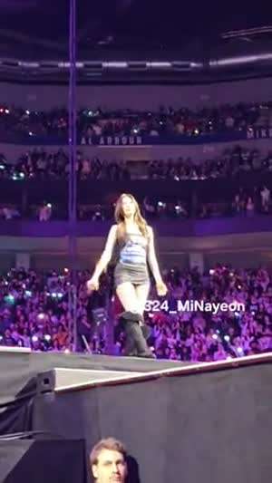 표정은 장난스럽지만 요망한 웨이브 트와이스 사나