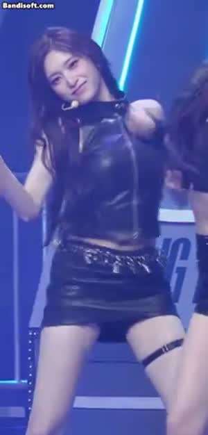 아이브 이서 자물쇠 달린 가죽 치마..gif