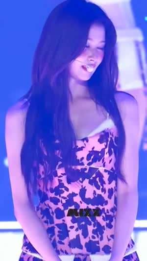 머리 걷어 주는 트와이스 사나 가슴골.mp4