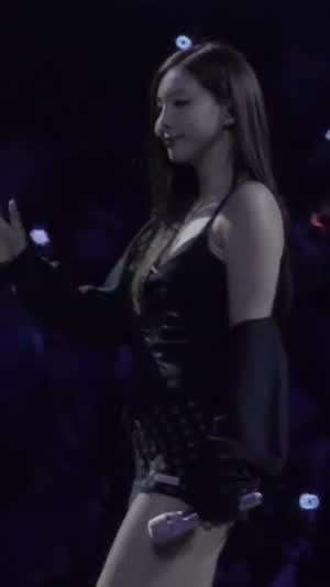 땡땡이 짧은 치마 흰 망사스타킹 트와이스 나연