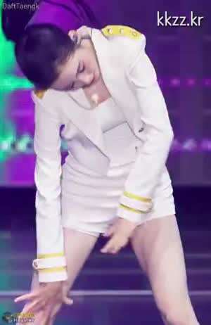 앞으로 숙이는 발레 전공 트리플에스 지연