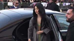 뭔거 옷을 빼 먹은거 같은 김태리