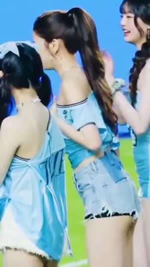 시축하는 아이브 안유진 청팬츠 허벅지