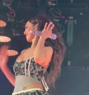 몽실몽실한 파란 호피 의상 트와이스 나연