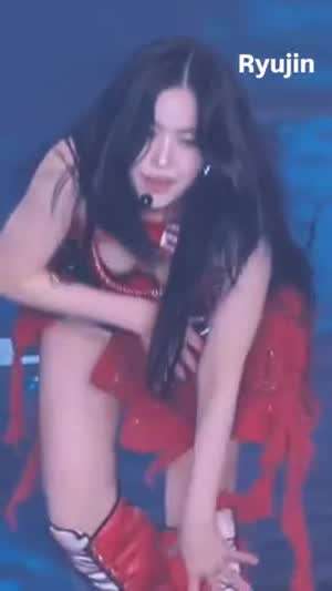 있지 류진 너무 아슬아슬한 가슴골 정면