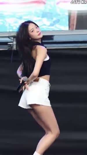 크롭 민소매 헐렁한 흰 반바지 엉밑 하이키 서이