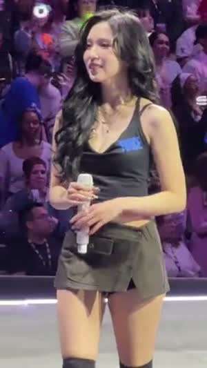 V넥 검정 크롭 나시 트와이스 미나