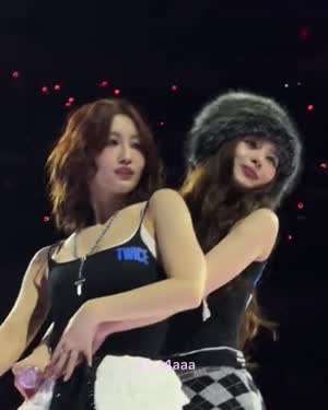 모모 백허그 하고 커플 댄스 추는 사나 (트와이스)