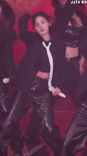 벗어주는 블랙 자켓 블랙 크롭 셔츠 비닐 바지 에이핑크 오하영.mp4