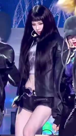 에스파 카리나 가죽자켓 속 묵직하게 덜렁이는 가슴.mp4