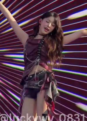 아이브 장원영 롤라팔루자 파리 집중하게 하는 헐렁한 반바지 틈.mp4