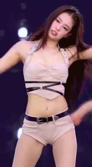 블랙핑크 제니 콘서트 집중하게 하는 헐렁한 숏팬츠 틈.mp4